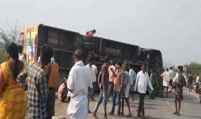 Private bus overturns: ಖಾಸಗಿ ಬಸ್ ಪಲ್ಟಿ, 8 ಮಂದಿ ಸಾವು