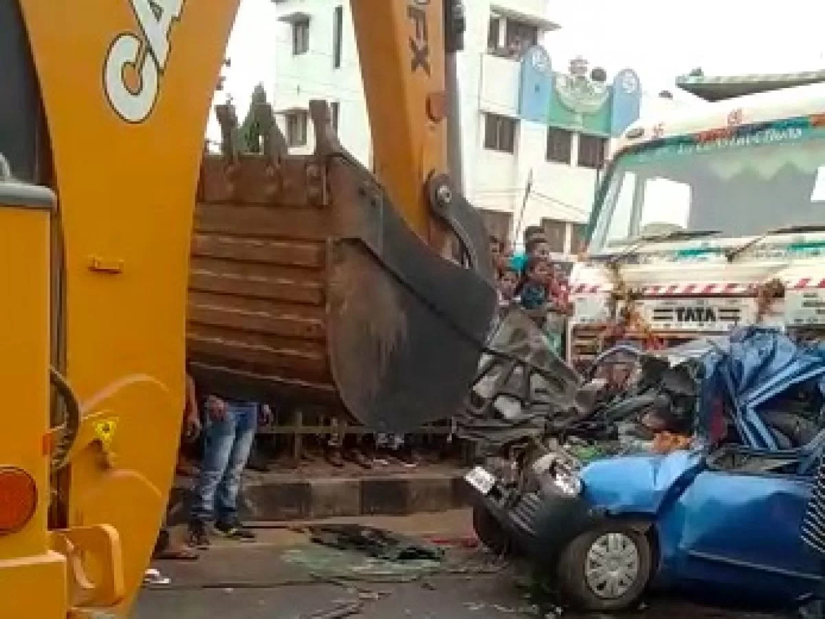 Horrific Accident : ಎರಡು ಲಾರಿಗಳ ನಡುವೆ ನಜ್ಜುಗುಜ್ಜಾದ ಕಾರು, ವೈರಲ್ ವೀಡಿಯೋ