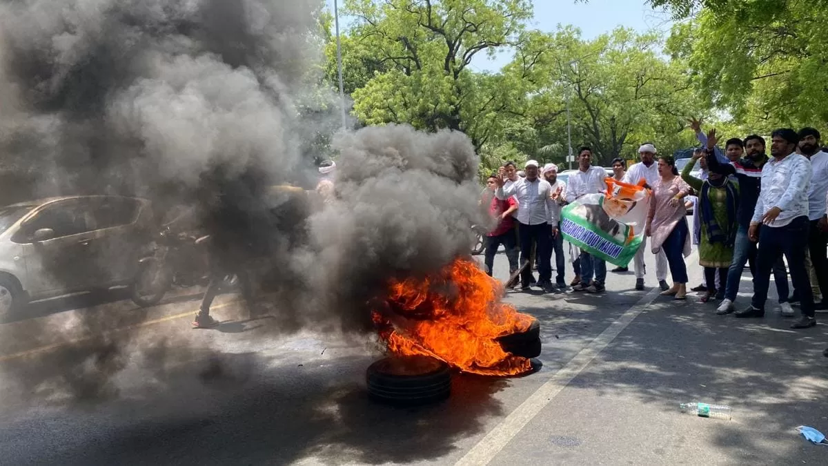 ಇಡಿ ಕಚೇರಿ ಮುಂದೆ ಟೈರ್ ಗೆ ಬೆಂಕಿ, ಮೂರನೇ ದಿನ ರಾಹುಲ್ ವಿಚಾರಣೆ - Kannada News