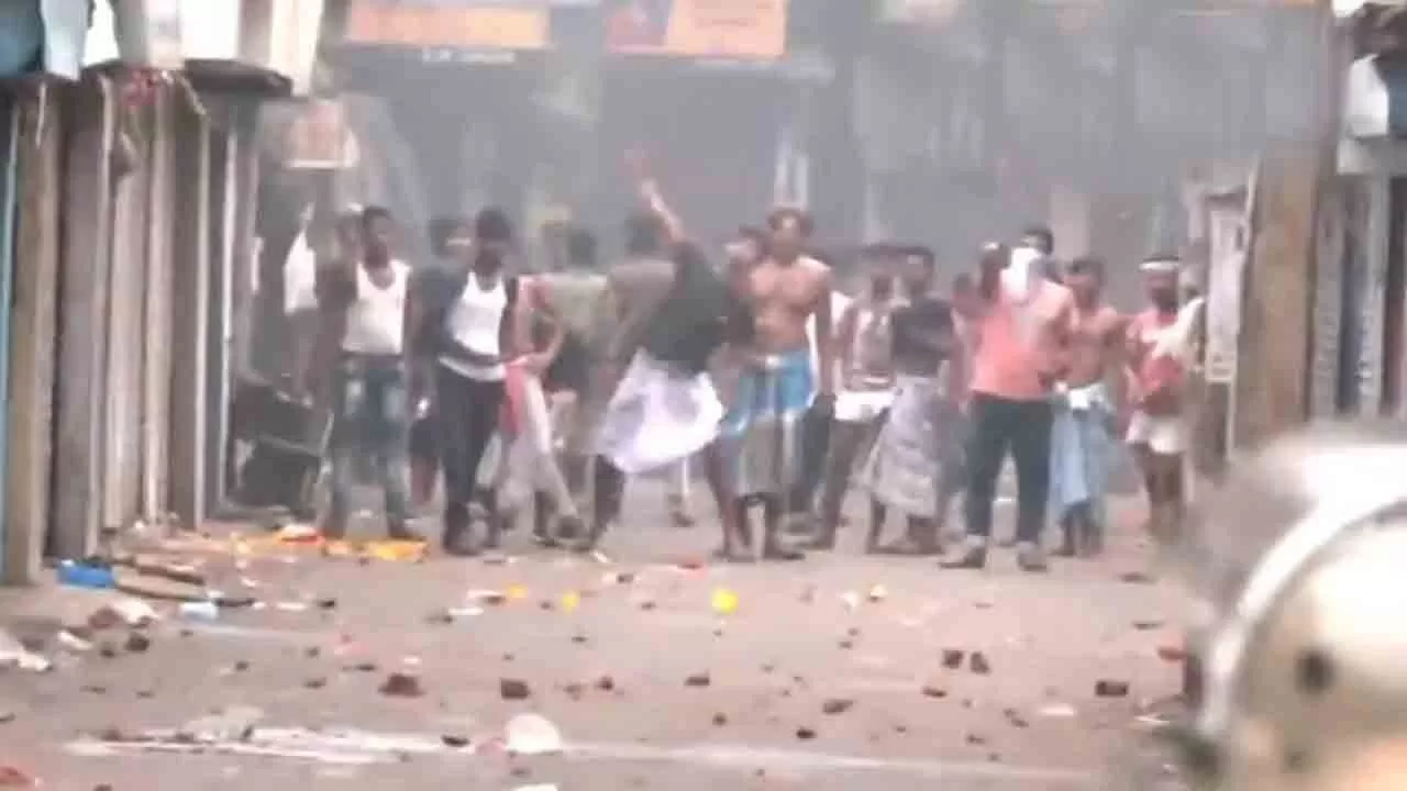 ಬಂಗಾಳದಲ್ಲಿ ಪ್ರತಿಭಟನಾಕಾರರಿಂದ ಪೊಲೀಸರ ಮೇಲೆ ಕಲ್ಲು ತೂರಾಟ - Kannada News