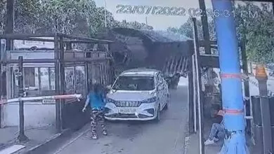 Video; ಟೋಲ್ ಬೂತ್ ಗೆ ಲಾರಿ ಡಿಕ್ಕಿ... ಸಿಬ್ಬಂದಿಯನ್ನು ರಕ್ಷಿಸಿದ ಮಹಿಳೆ