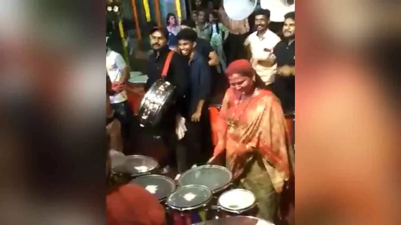 ಸಿಎಂ ಏಕನಾಥ್ ಅವರನ್ನು ಬ್ಯಾಂಡ್ ಬಾರಿಸುವ ಮೂಲಕ ಸ್ವಾಗತಿಸಿದ ಪತ್ನಿ