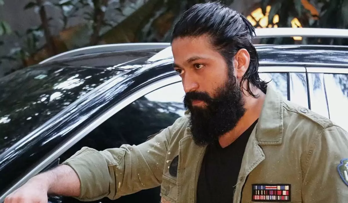 Kannada Actor Yash travels to Dubai with his family to celebrate his birthday