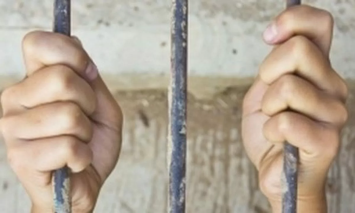 The prisoner escaped after attacking the policeman