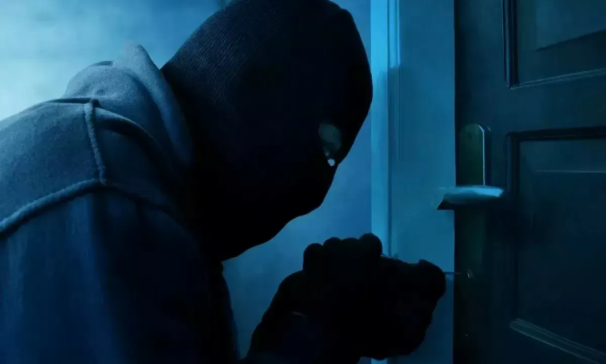 Theft of jewelery worth Rs 5 lakh after breaking the door of the locked house in Dharwad