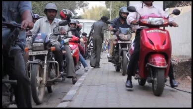 ಬೆಂಗಳೂರು: ಪಾದಚಾರಿ ಮಾರ್ಗದಲ್ಲಿ ವಾಹನ ಚಲಾವಣೆ ಮಾಡಿದರೆ ಡ್ರೈವಿಂಗ್ ಲೈಸೆನ್ಸ್ ರದ್ದು