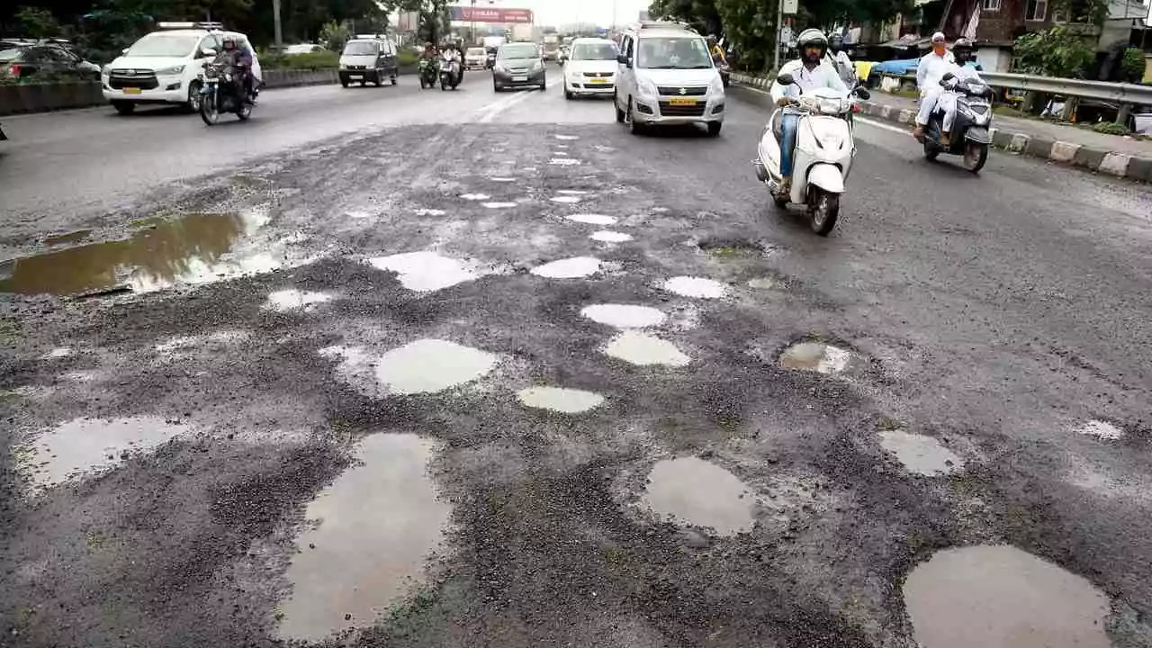 ಬೆಂಗಳೂರು ಮಳೆ ಪರಿಣಾಮ, ರಸ್ತೆಗಳಿಗೆ ಹಾನಿ! ಬಿಬಿಎಂಪಿ ಅಂಕಿಅಂಶ ಬಯಲು