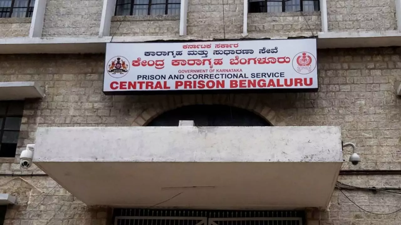 ಬೆಂಗಳೂರು, ಮೈಸೂರು ಸೇರಿ ಕರ್ನಾಟಕ ರಾಜ್ಯದ ಜೈಲುಗಳಲ್ಲಿ ಮೊಬೈಲ್ ಫೋನ್‌, ಚಾಕು, ಮಾದಕ ವಸ್ತು ಪತ್ತೆ