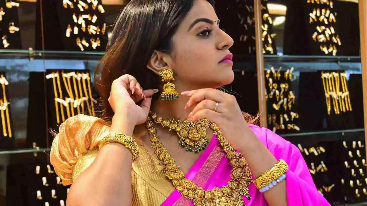 ಚಿನ್ನದ ಬೆಲೆ ಗಗನಕ್ಕೆ: ಬೆಂಗಳೂರಿನಲ್ಲಿ ಮತ್ತೆ ದಾಖಲೆ! ಚಿನ್ನ–ಬೆಳ್ಳಿ ದರಗಳಲ್ಲಿ ಮತ್ತೆ ಜಿಗಿತ