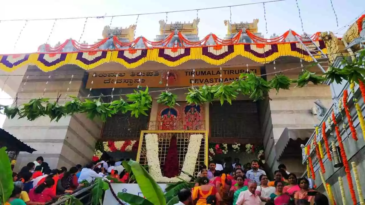 ವೈಕುಂಠ ಏಕಾದಶಿ: ಬೆಂಗಳೂರು ವಯ್ಯಾಲಿಕಾವಲ್‌ನ ಶ್ರೀ ವೆಂಕಟೇಶ್ವರಸ್ವಾಮಿ ದೇವಸ್ಥಾನ ಸಜ್ಜು