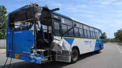 ರಿವರ್ಸ್ ವೇಳೆ ರೈಲಿಗೆ ಡಿಕ್ಕಿ ಹೊಡೆದ ಬೆಂಗಳೂರು ಬಿಎಂಟಿಸಿ ಬಸ್