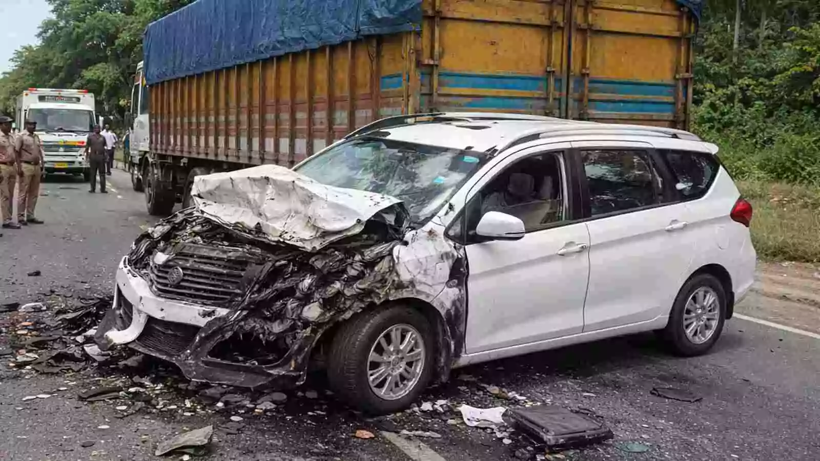 ತುಮಕೂರಿನಲ್ಲಿ ನಿಂತಿದ್ದ ಲಾರಿಗೆ ಕಾರು ಡಿಕ್ಕಿ, ಬೆಂಗಳೂರು ಮೂಲದ ಮೂವರು ಸಾವು