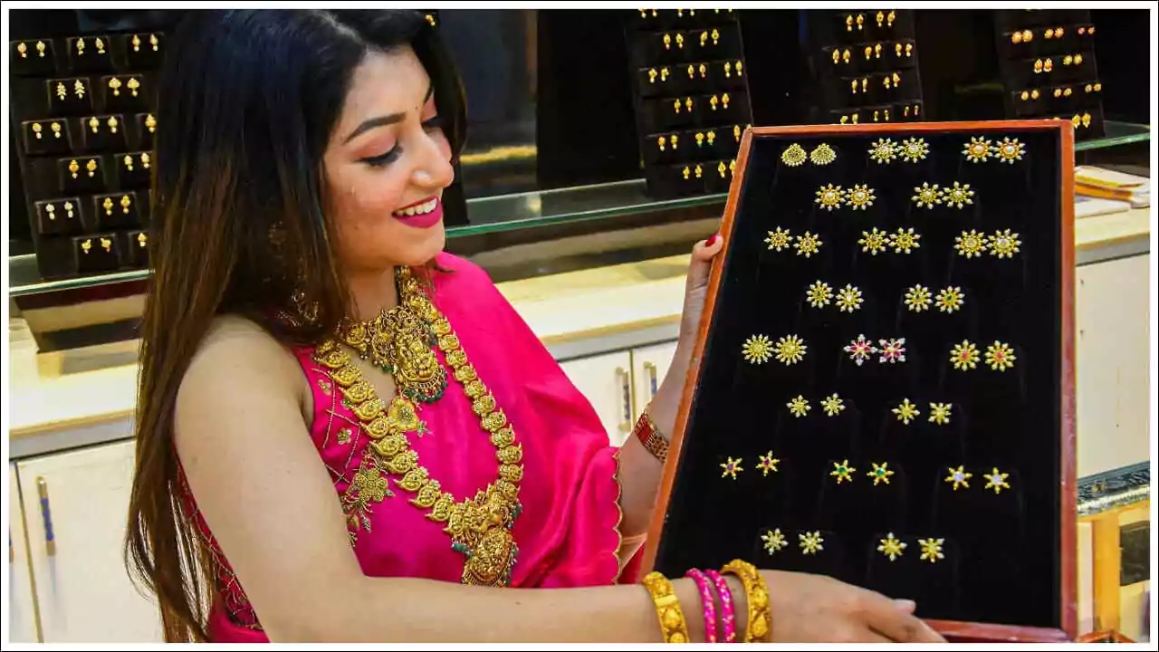 ಚಿನ್ನದ ಬೆಲೆ 8,620 ರೂಪಾಯಿ ಬೆಳ್ಳಿಯ ಮೇಲೆ 45 ಸಾವಿರ ಇಳಿಕೆ! ಚಿನ್ನಾಭರಣ ಪ್ರಿಯರಿಗೆ ಭರ್ಜರಿ ಸುದ್ದಿ