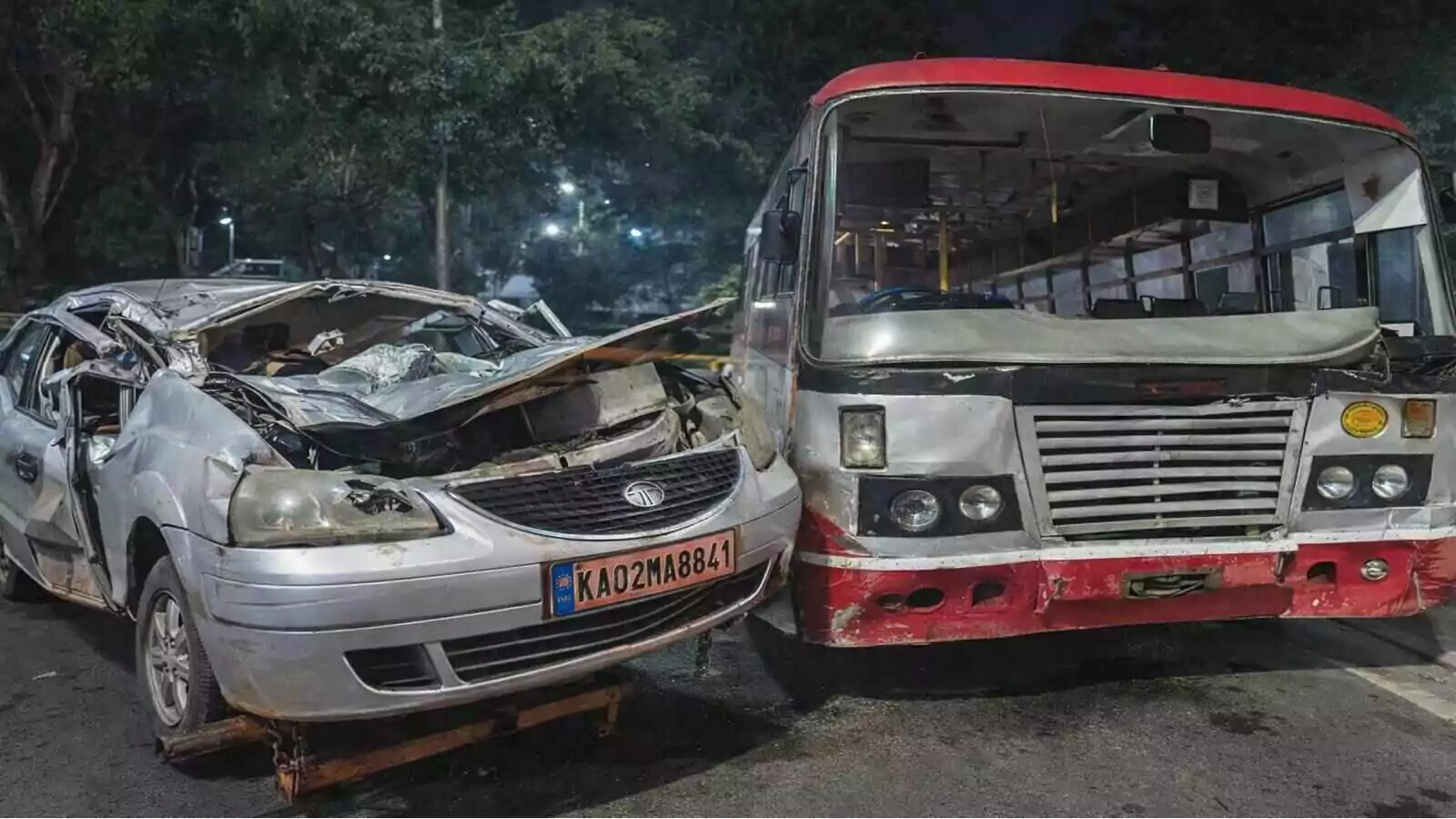 ಬೆಂಗಳೂರು ನೆಲಮಂಗಲದಲ್ಲಿ ಭೀಕರ ರಸ್ತೆ ಅಪಘಾತ: ಬಸ್‌ಗೆ ಕಾರು ಡಿಕ್ಕಿ, ಐವರು ಸಾವು