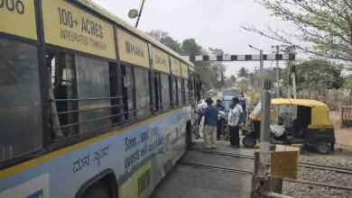 ಬೆಂಗಳೂರು ಆನೇಕಲ್ ರೈಲು ಹಳಿಯ ಮೇಲೆ ಸಿಲುಕಿದ ಬಿಎಂಟಿಸಿ! ಮುಂದೇನಾಯ್ತು ಗೊತ್ತ