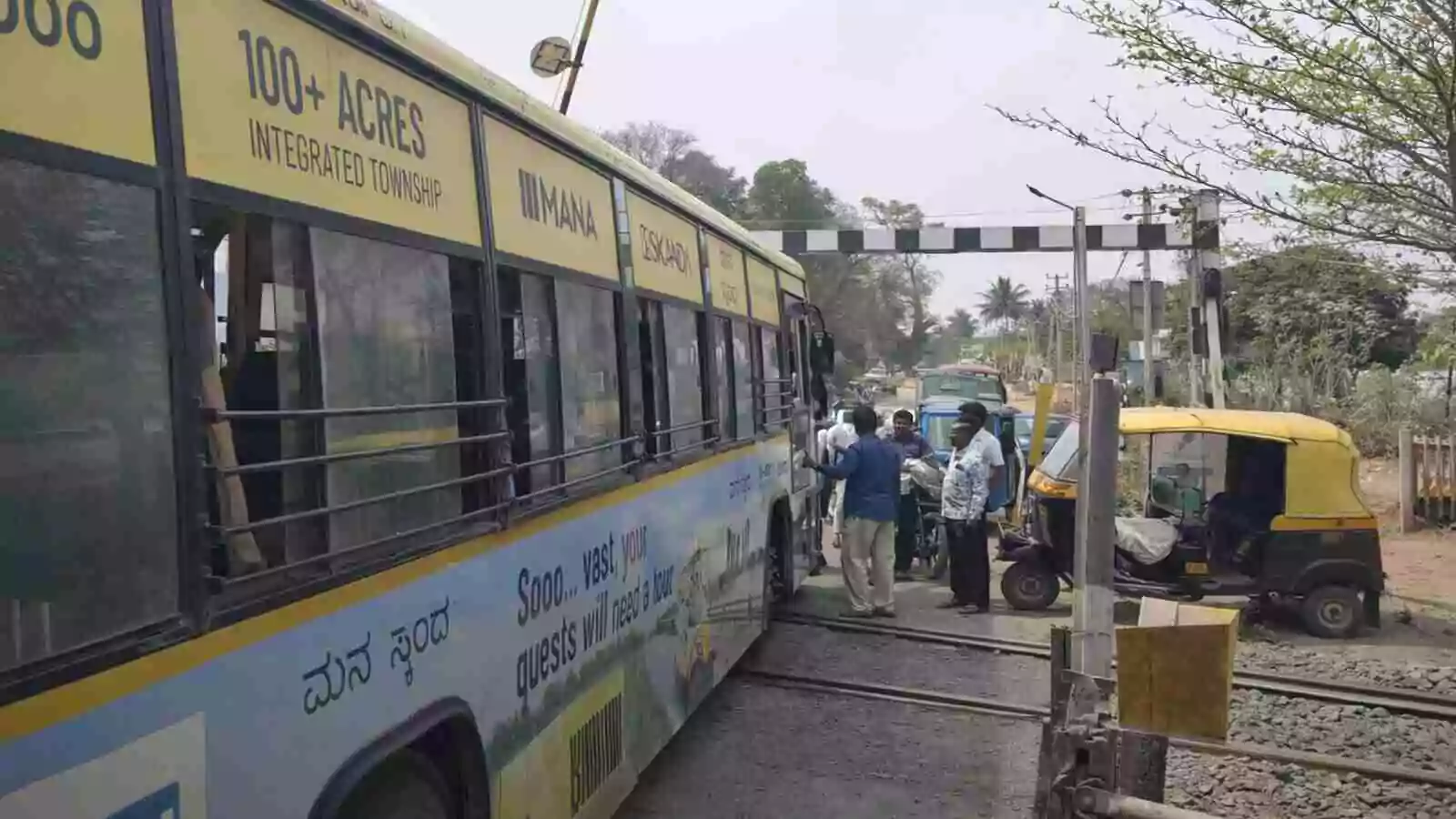 ಬೆಂಗಳೂರು ಆನೇಕಲ್ ರೈಲು ಹಳಿಯ ಮೇಲೆ ಸಿಲುಕಿದ ಬಿಎಂಟಿಸಿ! ಮುಂದೇನಾಯ್ತು ಗೊತ್ತ