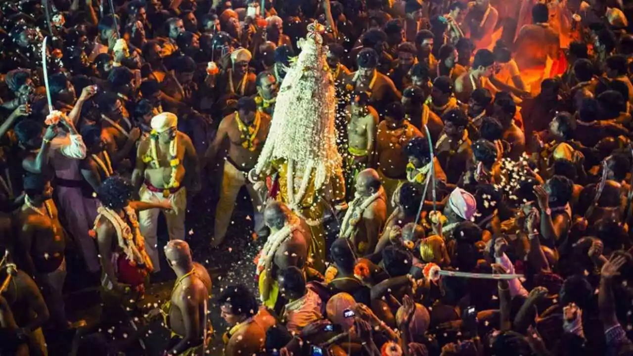 ಬೆಂಗಳೂರು ಕರಗ ಉತ್ಸವ ವೈಭವ: ಲಕ್ಷಾಂತರ ಭಕ್ತರಿಂದ ಐತಿಹಾಸಿಕ ಸಂಭ್ರಮ