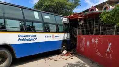 ಬೈಕ್ ತಪ್ಪಿಸಲು ಹೋಗಿ ದೇವಸ್ಥಾನಕ್ಕೆ ಗುದ್ದಿದ ಬಿಎಂಟಿಸಿ ಬಸ್! ತಪ್ಪಿದ ಭಾರೀ ಅನಾಹುತ