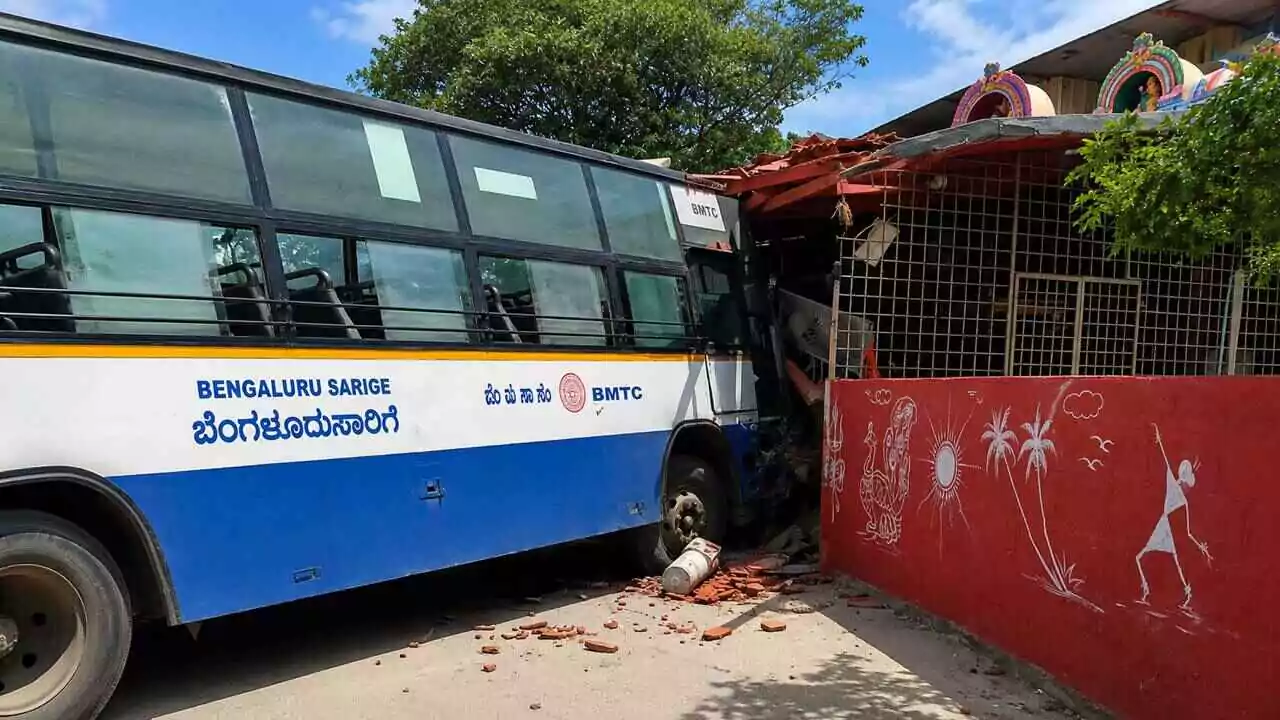 ಬೈಕ್ ತಪ್ಪಿಸಲು ಹೋಗಿ ದೇವಸ್ಥಾನಕ್ಕೆ ಗುದ್ದಿದ ಬಿಎಂಟಿಸಿ ಬಸ್! ತಪ್ಪಿದ ಭಾರೀ ಅನಾಹುತ
