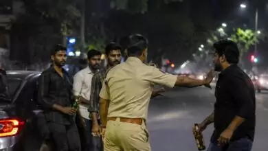 ಬೆಂಗಳೂರು: ನಡುರಸ್ತೆಯಲ್ಲಿ ಎಣ್ಣೆ ಪಾರ್ಟಿ! ಪ್ರಶ್ನಿಸಿದ ಪೊಲೀಸರ ಮೇಲೆಯೇ ಹಲ್ಲೆ
