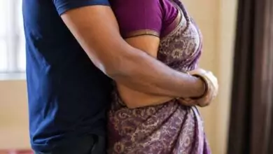 ಪಕ್ಕದ್ಮನೆ ಆಂಟಿ ಮೇಲೆ ಅಂಕಲ್ಗೆ ಕಣ್ಣು, ಹಿಂಬದಿಯಿಂದ ತಬ್ಬಿಕೊಂಡು ಅವಾಂತರ
