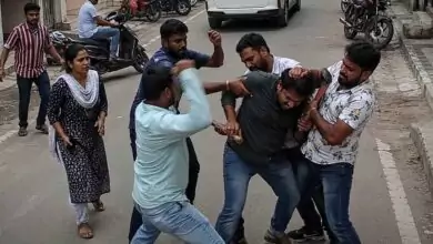 ಚಾಕು ಹಿಡಿದು ಪತ್ನಿ ಮೇಲೆ ಹಲ್ಲೆಗೆ ಬಂದ ಪತಿ! ಸಾರ್ವಜನಿಕರಿಂದ ಬಿತ್ತು ಧರ್ಮದೇಟು