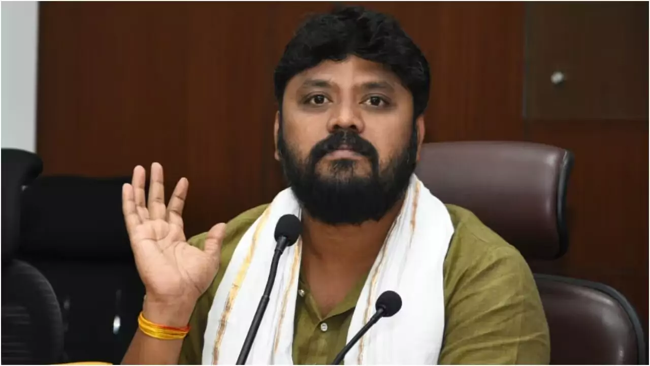 ಪ್ರದೀಪ್ ಈಶ್ವರ್ ಮೇಲೆ ಚಪ್ಪಲಿ ಎಸೆತ! ಚಿಕ್ಕಬಳ್ಳಾಪುರದಲ್ಲಿ ಹೈಡ್ರಾಮಾ