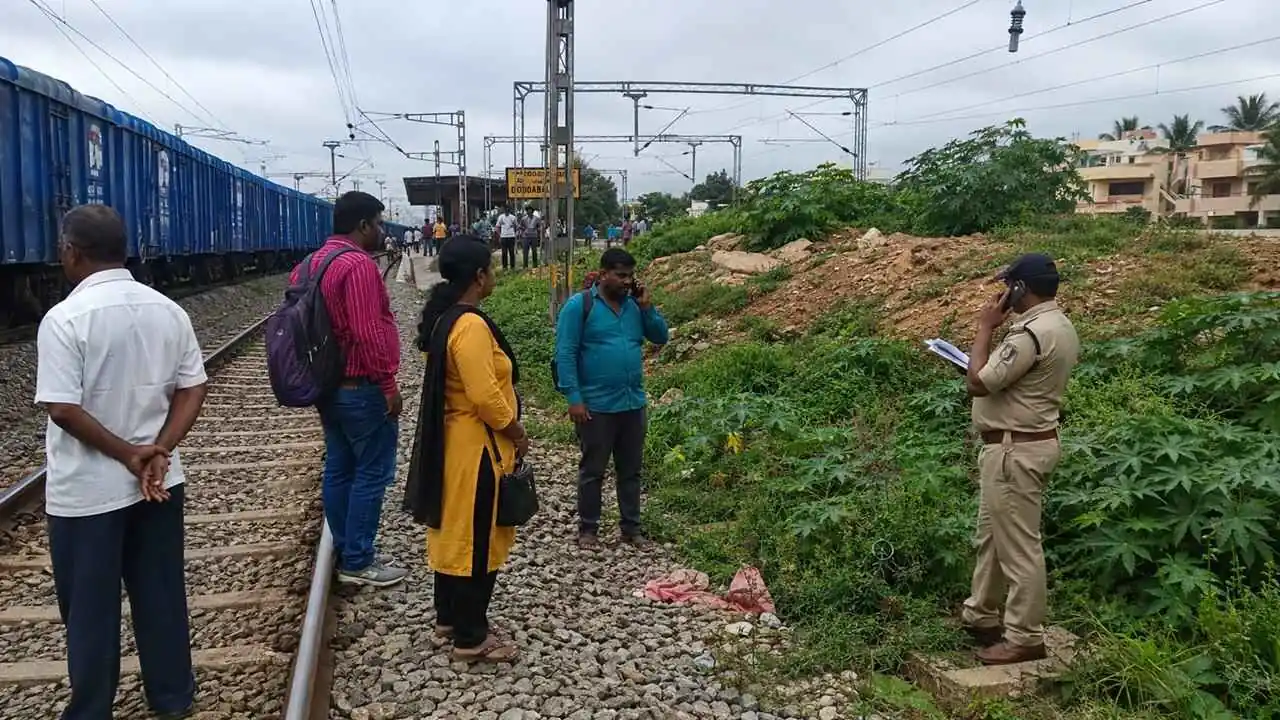 ದೊಡ್ಡಬಳ್ಳಾಪುರ: ಎಕ್ಸ್ಪ್ರೆಸ್ ರೈಲಿಗೆ ಸಿಲುಕಿ ಅಜ್ಜಿ, ಇಬ್ಬರು ಮೊಮ್ಮಕ್ಕಳು ಸಾವು