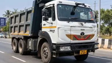 ರಸ್ತೆ ಗುಂಡಿಗೆ ಬಿದ್ದ ಬೈಕ್: ಮಹಿಳೆ ಮೇಲೆ ಹರಿದ ಟಿಪ್ಪರ್ ಲಾರಿ! ಭೀಕರ ಅಪಘಾತ