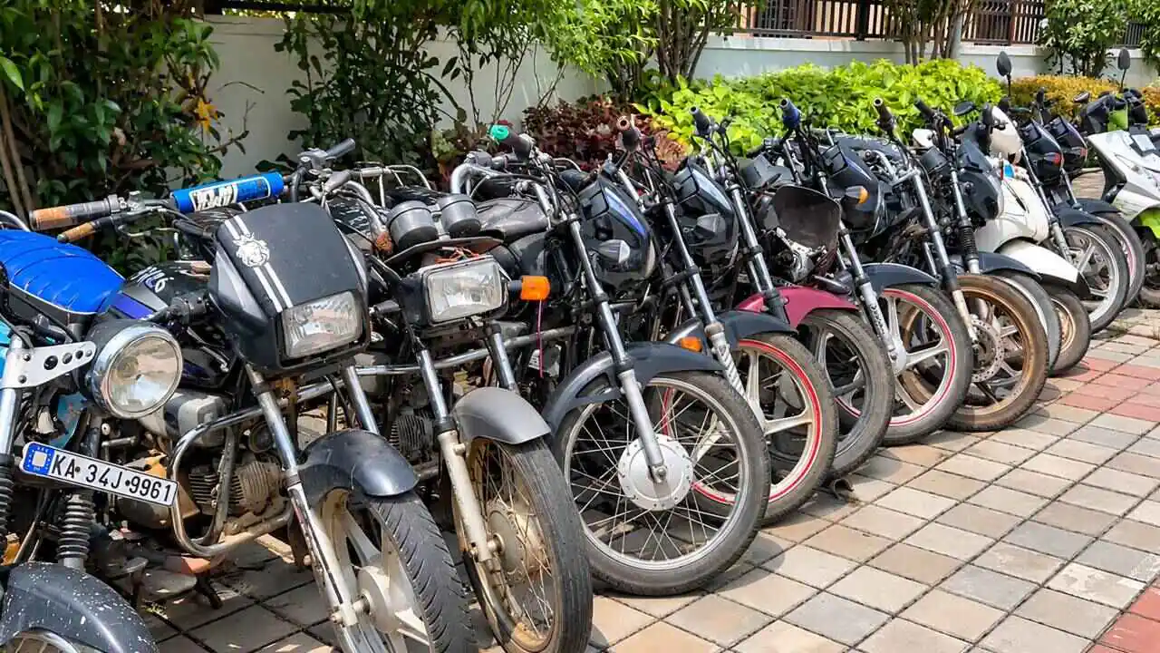ಬೆಂಗಳೂರು ಹೊರವಲಯದ ಆನೇಕಲ್‌ನಲ್ಲಿ ಬೈಕ್ ಕಳ್ಳರ ಬಂಧನ; 18 ಲಕ್ಷ ಮೌಲ್ಯದ 29 ಬೈಕ್‌ಗಳು ವಶ