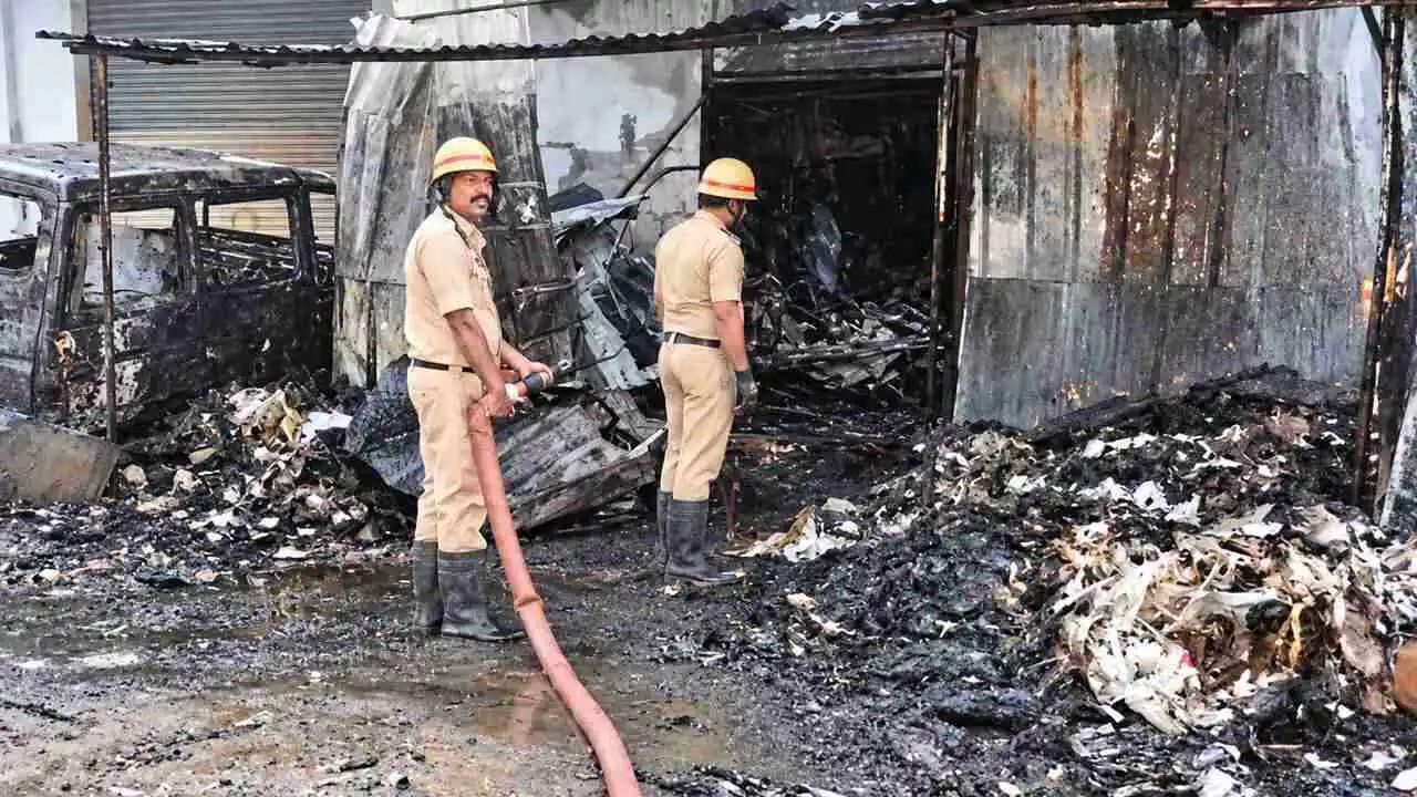 ಬೆಂಗಳೂರು: ಗುಜರಿ ಗೋದಾಮಿನಲ್ಲಿ ಬೆಂಕಿ ಅವಘಡ; ಒಳಗಡೆ ಮಲಗಿದ್ದ ವ್ಯಕ್ತಿ ಸಜೀವ ದಹನ