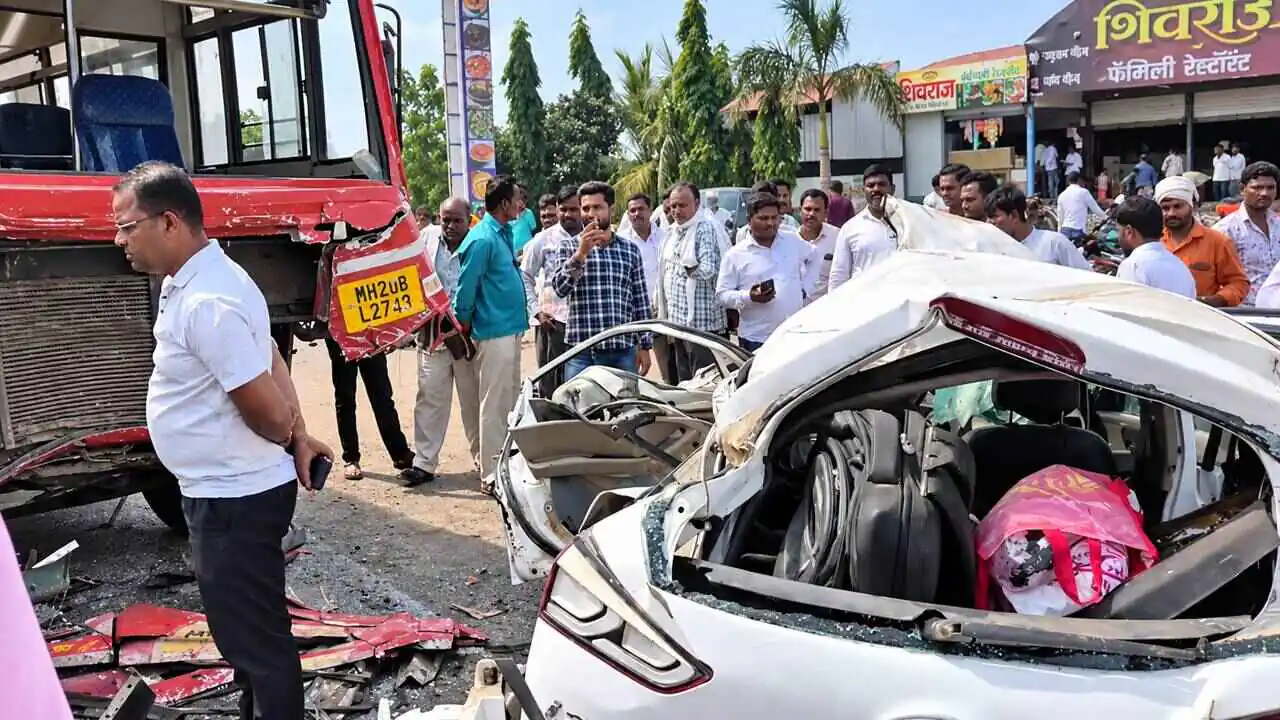 ರಸ್ತೆ ಗುಂಡಿಗೆ ಬಿದ್ದ ಕಾರು ನಿಯಂತ್ರಣ ತಪ್ಪಿ ಬಸ್‌ಗೆ ಡಿಕ್ಕಿ; ಪುಟ್ಟ ಮಗು ಸೇರಿ ಐವರ ಸಾವು