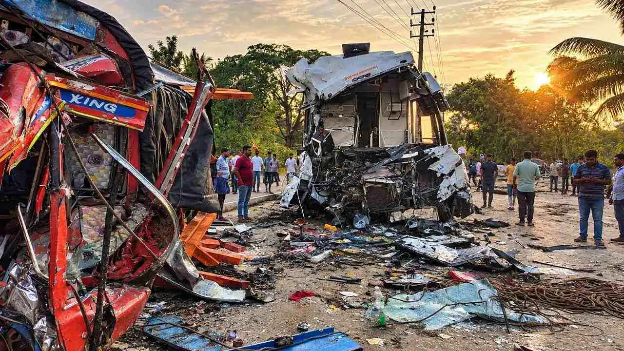 ಮೈಸೂರು ಬಳಿ ಭೀಕರ ಅಪಘಾತ; ಖಾಸಗಿ ಬಸ್-ಲಾರಿ ಮುಖಾಮುಖಿ ಡಿಕ್ಕಿ, ನಾಲ್ವರು ಸಾವು