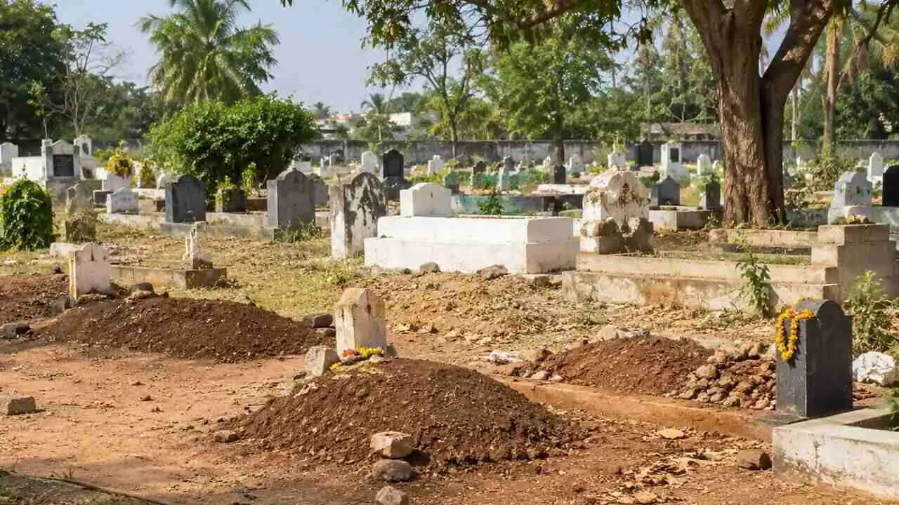 ಸ್ಮಶಾನದಿಂದ ಮೃತದೇಹಗಳನ್ನು ಹೊರತೆಗೆದು ಮಾರಾಟ; ಮೂವರು ಆರೋಪಿಗಳು ಅರೆಸ್ಟ್