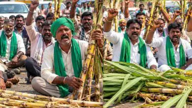ಕಬ್ಬು ಬೆಳೆಗಾರರ ಪ್ರತಿಭಟನೆ: ಧಾರವಾಡ, ಹುಬ್ಬಳ್ಳಿಯಲ್ಲಿ ಹೆದ್ದಾರಿ ಬಂದ್ ಮಾಡಿ ಆಕ್ರೋಶ