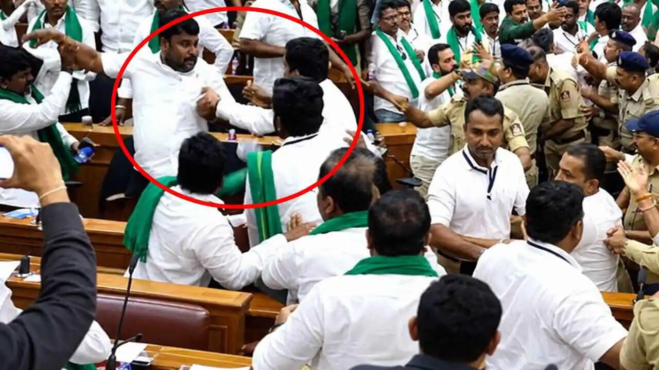 ಬಟ್ಟೆ ಹರಿದು ಕಬ್ಬು ಬೆಳೆಗಾರರ ಜಟಾಪಟಿ; ಪರಸ್ಪರ ಹೊಡೆದಾಡಿಕೊಂಡ ರೈತರು! ಕಾರಣ ಇಲ್ಲಿದೆ