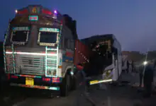 ಭೀಕರ ಅಪಘಾತ: ಕೆಟ್ಟು ನಿಂತಿದ್ದ ಟ್ರಕ್‌ಗೆ ಬಸ್ ಡಿಕ್ಕಿ; ಮೂವರು ಸಾವು, ಹಲವರಿಗೆ ಗಂಭೀರ ಗಾಯ