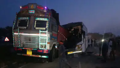 ಭೀಕರ ಅಪಘಾತ: ಕೆಟ್ಟು ನಿಂತಿದ್ದ ಟ್ರಕ್ಗೆ ಬಸ್ ಡಿಕ್ಕಿ; ಮೂವರು ಸಾವು, ಹಲವರಿಗೆ ಗಂಭೀರ ಗಾಯ